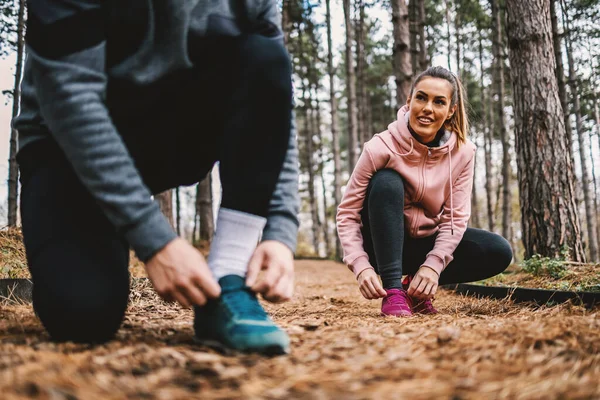 Knielen Veters Strikken Zich Voorbereiden Een Lange Tocht Het Bos — Stockfoto