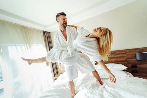 Casal Alegre Meia Idade Roupões Banho Comemorando Seu Aniversário Hotel — Fotografia de Stock