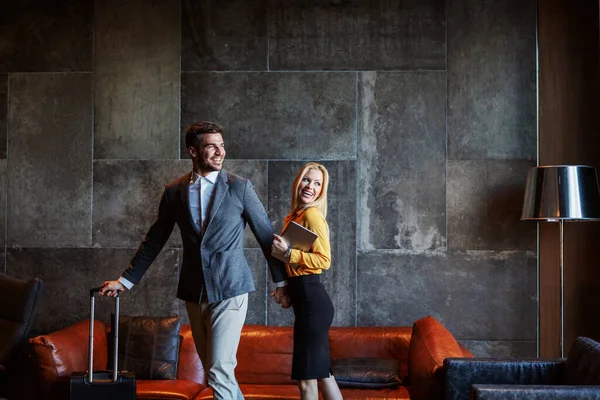 Usmívající Podnikatelé Středního Věku Oblecích Mají Víkend Luxusním Hotelu — Stock fotografie