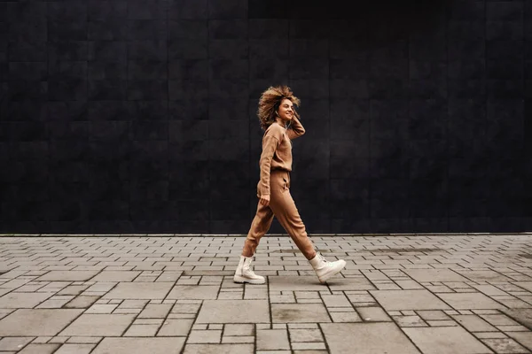 Joven Mujer Moda Con Pelo Rizado Caminando Por Calle Escuchando — Foto de Stock