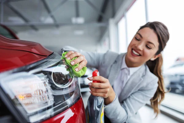 Lächelnde Autoverkäuferin Anzug Kauert Und Wischt Auto Mit Waschmittel Salon — Stockfoto