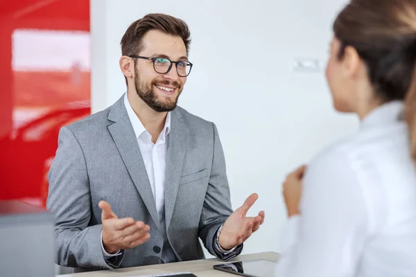 Lächelnder Freundlicher Autoverkäufer Der Autosalon Mit Einer Frau Sitzt Die — Stockfoto