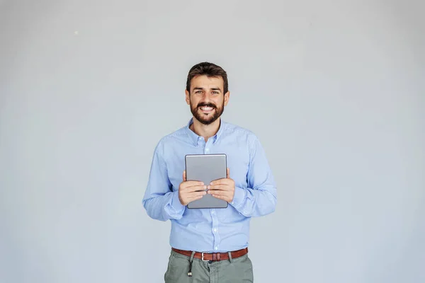 Uomo Affari Barbuto Sorridente Piedi Davanti Muro Bianco Tenendo Tablet — Foto Stock