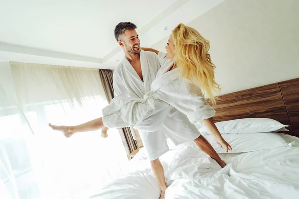 Ein Fröhliches Paar Mittleren Alters Bademänteln Feiert Einem Hotel Seinen — Stockfoto