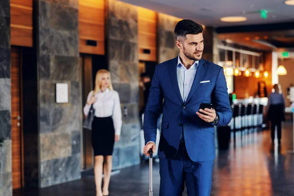 Ein Geschäftsmann Mittleren Alters Spaziert Formeller Kleidung Durch Die Lobby — Stockfoto