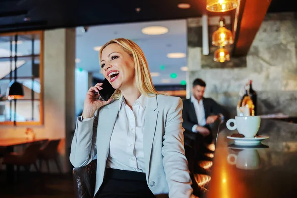 Lächelnde Blondine Mittleren Alters Formeller Kleidung Sitzt Der Bar Eines — Stockfoto