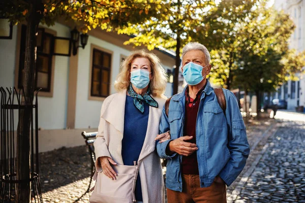 Cute Para Seniorów Maskami Ochronnymi Spacery Razem Starej Części Miasta — Zdjęcie stockowe