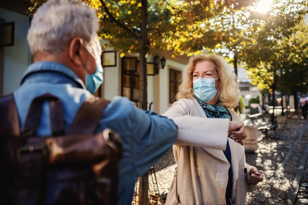 Starsi Przyjaciele Maskach Ochronnych Zewnątrz Pozdrawiają Łokciami Chociaż Epidemia Korony — Zdjęcie stockowe