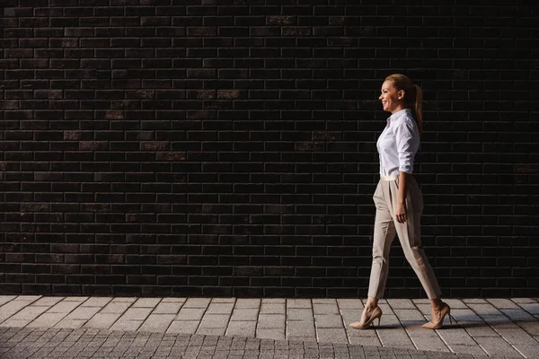 Vista Lateral Hermosa Mujer Negocios Rubia Moda Caminando Por Calle — Foto de Stock