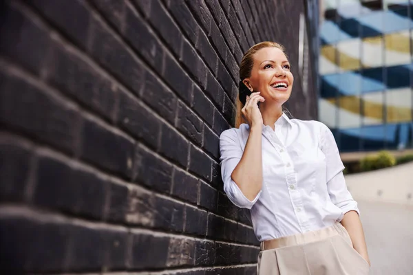 Usmívající Veselá Módní Blond Obchodnice Opírá Zeď Venku Mluví Telefonu — Stock fotografie