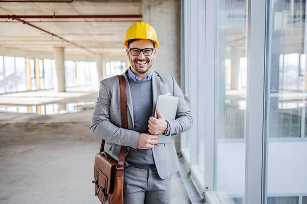 Joven Arquitecto Sonriente Pie Cerca Ventana Edificio Proceso Construcción Con —  Fotos de Stock