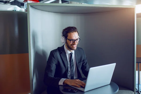 Sonriente Guapo Caucásico Barbudo Hombre Negocios Traje Con Gafas Auriculares — Foto de Stock