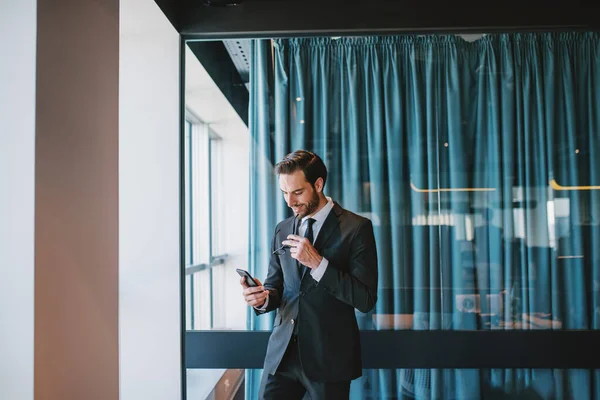 Tres Cuartos Longitud Atractivo Hombre Negocios Caucásico Elegante Traje Que — Foto de Stock