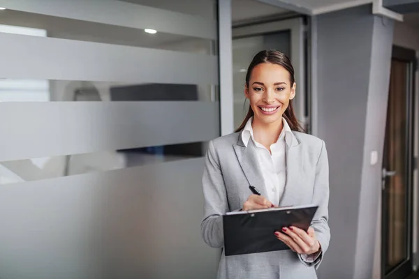 Jeune Souriante Charmante Femme Affaires Caucasienne Tenue Formelle Debout Dans — Photo