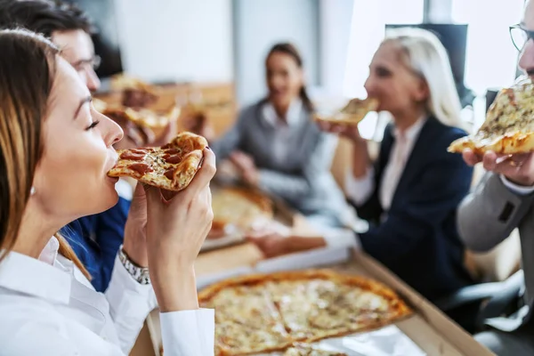 Groep Kantoorpersoneel Die Lunchpauze Hebben Honger Genieten Van Pizza — Stockfoto