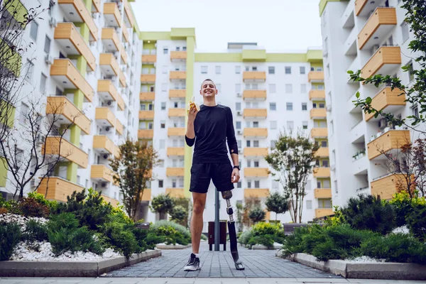 Comprimento Total Atraente Esportista Caucasiano Com Perna Artificial Parque Cercado — Fotografia de Stock