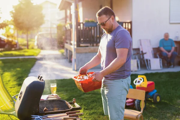 Fröhlicher Mann Mittleren Alters Grillt Für Seine Familie Hinterhof Einem — Stockfoto