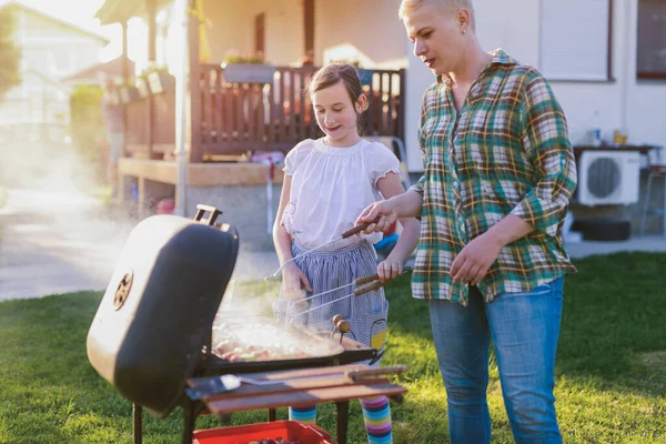 Vrouw Grillen Terwijl Schattig Klein Meisje Helpen Haar Een Achtertuin — Stockfoto