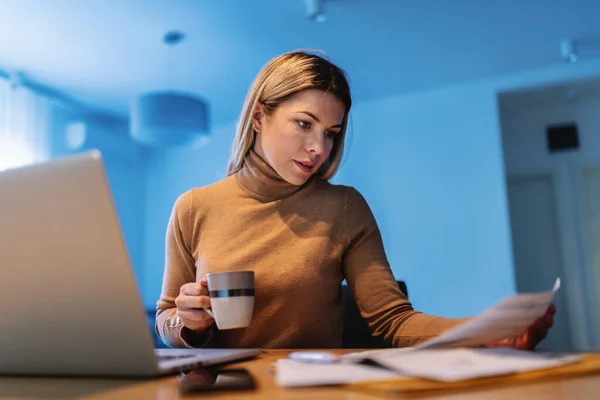 Jeune Femme Blonde Occupée Indépendante Assise Maison Tenant Des Papiers — Photo