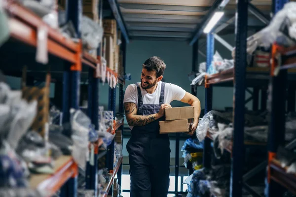 Lavorare Duro Sorridente Tatuato Barbuto Lavoratore Delocalizzare Scatole Mentre Cammina — Foto Stock