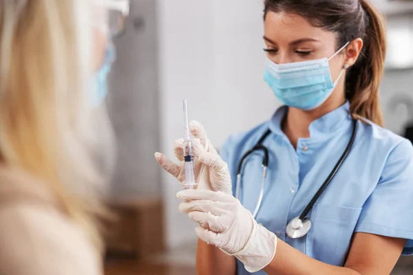 Krankenschwester Mit Mundschutz Und Gummihandschuhen Hält Impfstoff Der Hand Und — Stockfoto