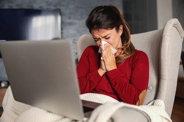 Zieke Vrouw Zit Stoel Thuis Tijdens Lockdown Met Laptop Haar — Stockfoto