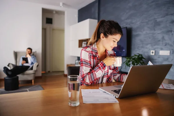 Wanita Yang Duduk Rumah Dan Melihat Laptop Sampingnya Adalah Tagihan — Stok Foto