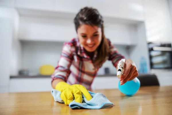 Ijverig Huisvrouw Wrijven Keukentafel Met Wasmiddel — Stockfoto