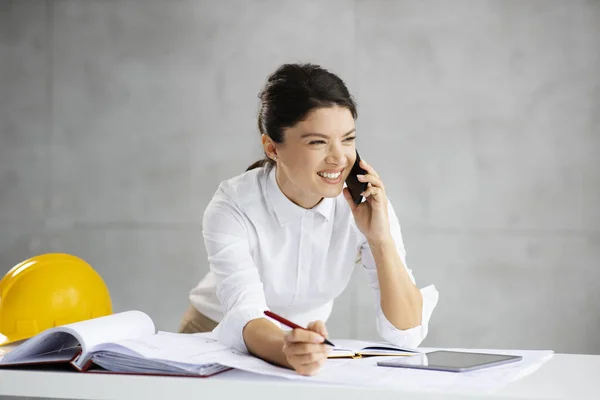 Arquiteta Sorridente Ter Telefonema Com Cliente Importante Anotar Informações Importantes — Fotografia de Stock