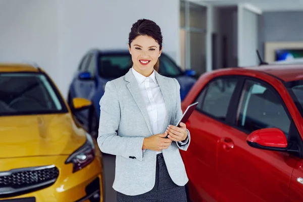 Jovem Sorridente Vendedor Carros Sexo Feminino Showroom Carro Segurando Tablet — Fotografia de Stock