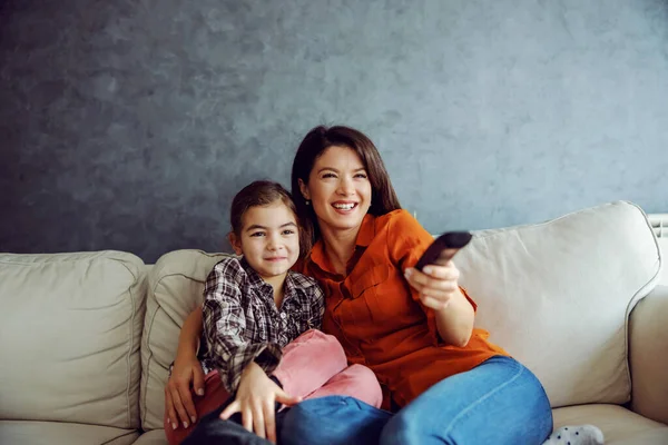 Gülümseyen Anne Kız Kanepede Oturup Çizgi Film Izliyorlar Anne Uzaktan — Stok fotoğraf