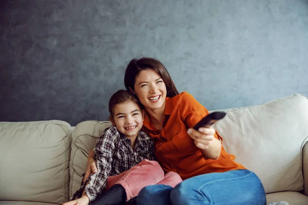 Lachende Moeder Dochter Zitten Bank Kijken Naar Familie Komedie Moeder — Stockfoto