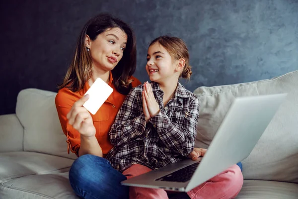 Madre Hija Sentadas Sofá Usando Portátil Para Compras Línea Hija — Foto de Stock