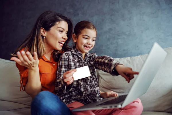 Усміхнена Мати Дочка Сидять Дивані Використовують Ноутбук Онлайн Покупки Дочка — стокове фото