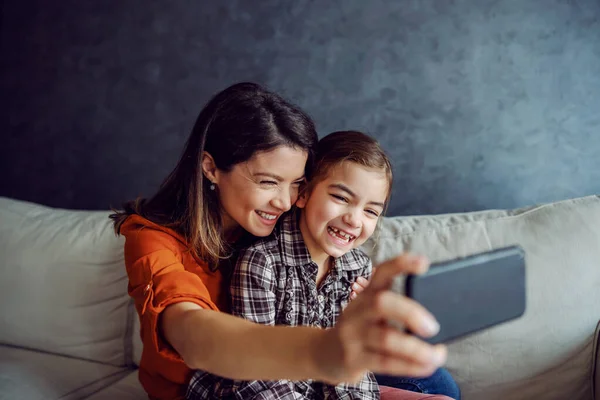 Usmívající Šťastná Matka Dcera Objímající Dávající Selfie Šťastná Rodina — Stock fotografie