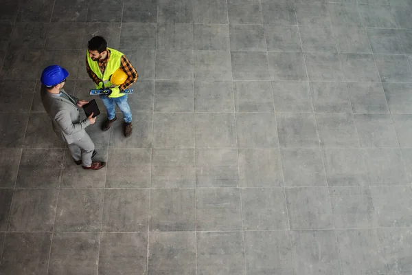 Letecký Pohled Architekta Stavebního Pracovníka Stojícího Místě Diskutujícího Projektu — Stock fotografie