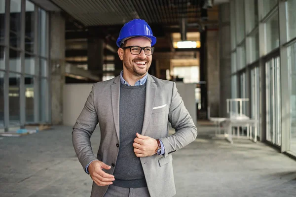 Hombre Negocios Sonriente Con Casco Cabeza Parado Edificio Proceso Construcción —  Fotos de Stock