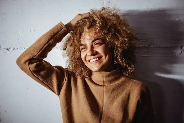 Portret Van Een Lachend Gemengd Rassenval Meisje Meisje Staat Tegen — Stockfoto