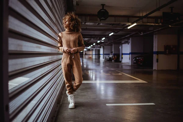 Full Length Mixed Race Hip Hop Girl Tracksuit Standing Garage — Stok Foto