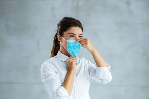 Affärskvinna Lägger Ansiktsmask Korrekt Begreppet Utbrott Koronavirus — Stockfoto