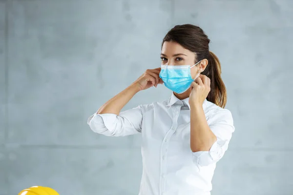 Bizneswoman Zakładająca Maskę Twarz Poprawnie Koncepcja Epidemii Wirusa Korony — Zdjęcie stockowe