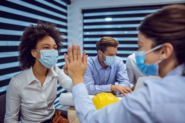 Kelompok Arsitek Multikultural Dengan Masker Wajah Duduk Ruang Rapat Dan — Stok Foto