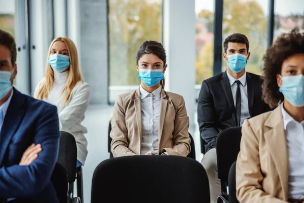 Grupo Multicultural Empresários Com Máscaras Faciais Sentados Seminário Durante Vírus — Fotografia de Stock