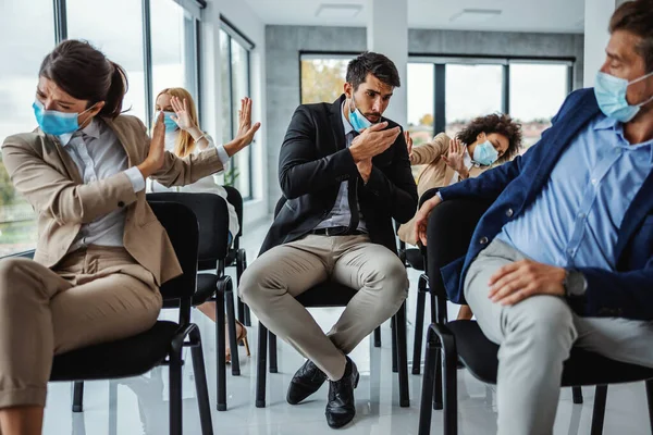 Gruppo Multiculturale Uomini Affari Con Maschere Facciali Che Siedono Sul — Foto Stock