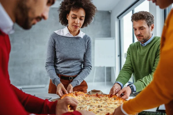 Emocionado Grupo Multicultural Empresarios Comiendo Pizza Para Almuerzo — Foto de Stock