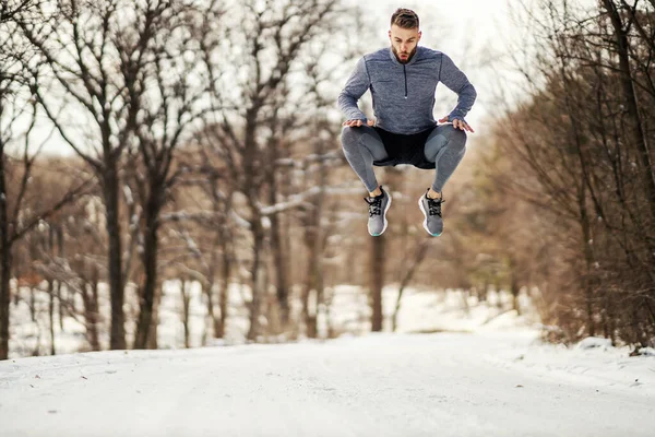 눈내리는 겨울날 속에서 운동을 Fit Sportsman — 스톡 사진