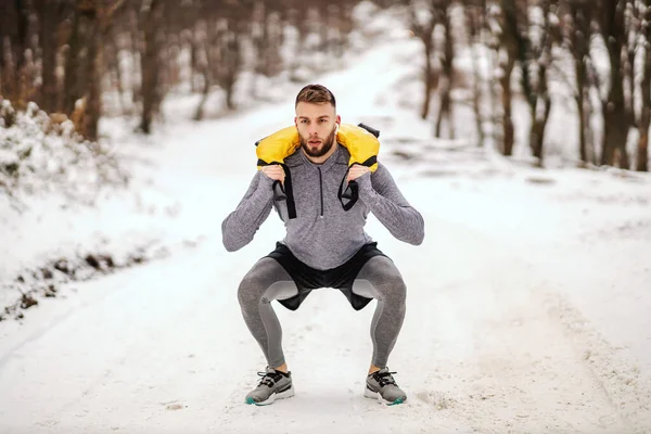 Sportember Súlyemelés Természetben Havas Időjárás Természetben Egészséges Élet Téli Fitness — Stock Fotó