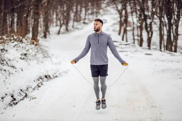 Sportember Ugró Kötél Havon Télen Erdőben Téli Fitness Egészséges Szokások — Stock Fotó