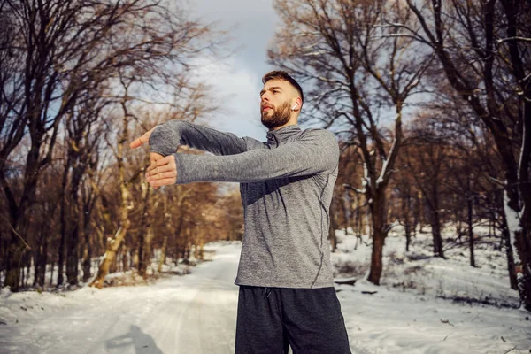 Sporcu Doğada Duruyor Karlı Kış Gününde Isınma Egzersizleri Yapıyor Kış — Stok fotoğraf