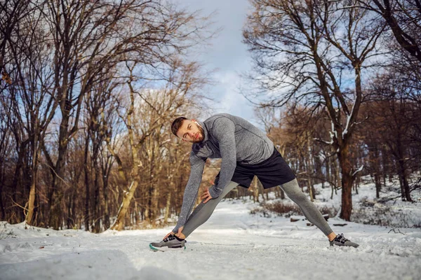 Kocogó Bemelegítő Gyakorlatokat Végez Természetben Havas Téli Napokon Téli Sport — Stock Fotó